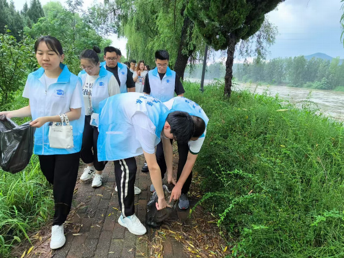 青 山绿水,“河”我守护|ok138cn太阳集团“河”你守绿实践团筑梦绿色新篇章