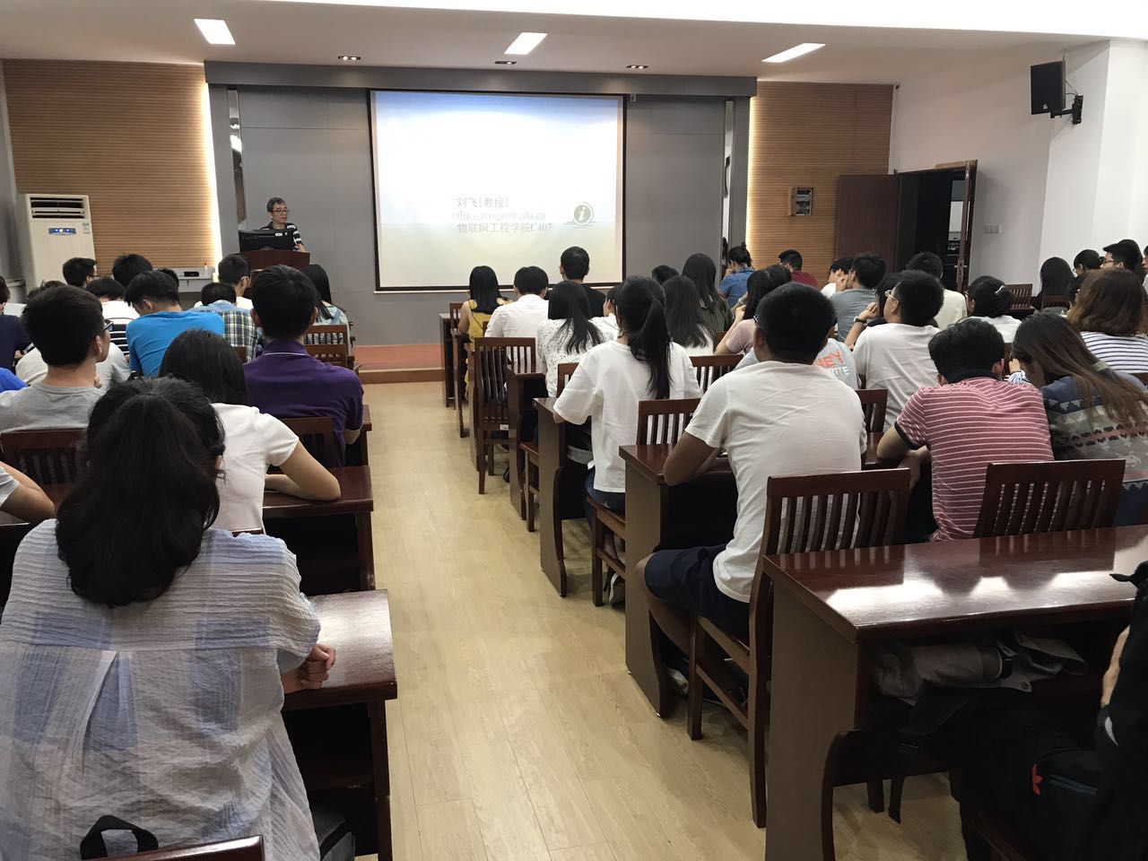 刘飞教授与同学们交流 刘飞教授与同学们交流