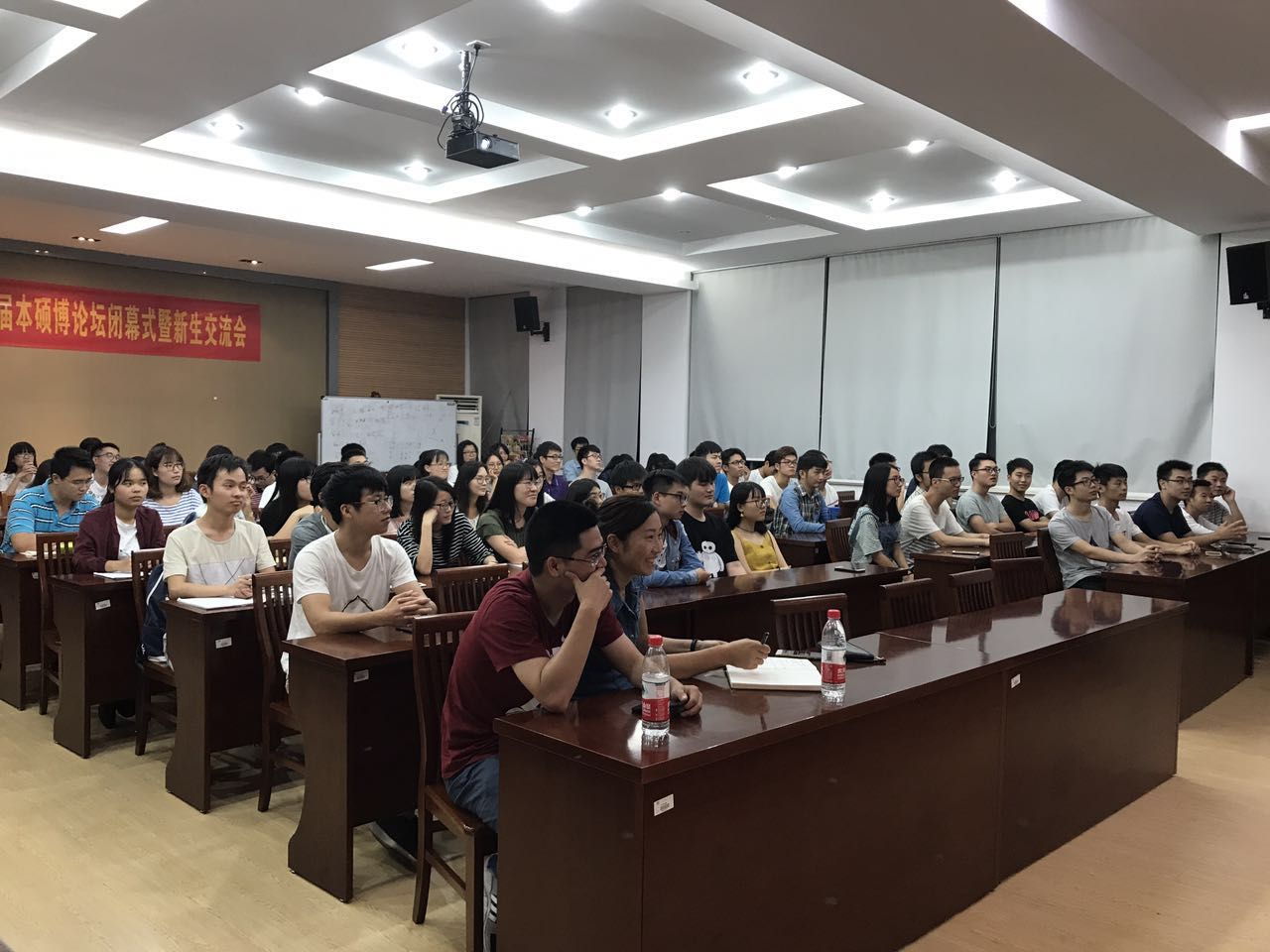 栾小丽老师与同学们一起参加交流会 栾小丽老师与同学们一起参加交流会